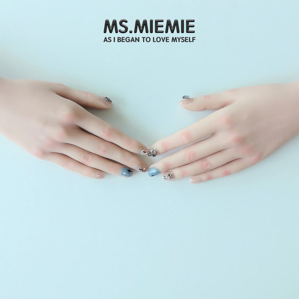 Ms.MiemieD Handmade Short Square Artificial Fingernails Reusable Metallic Heart Rhinestone Adorned Wholesale Press Nails Nails