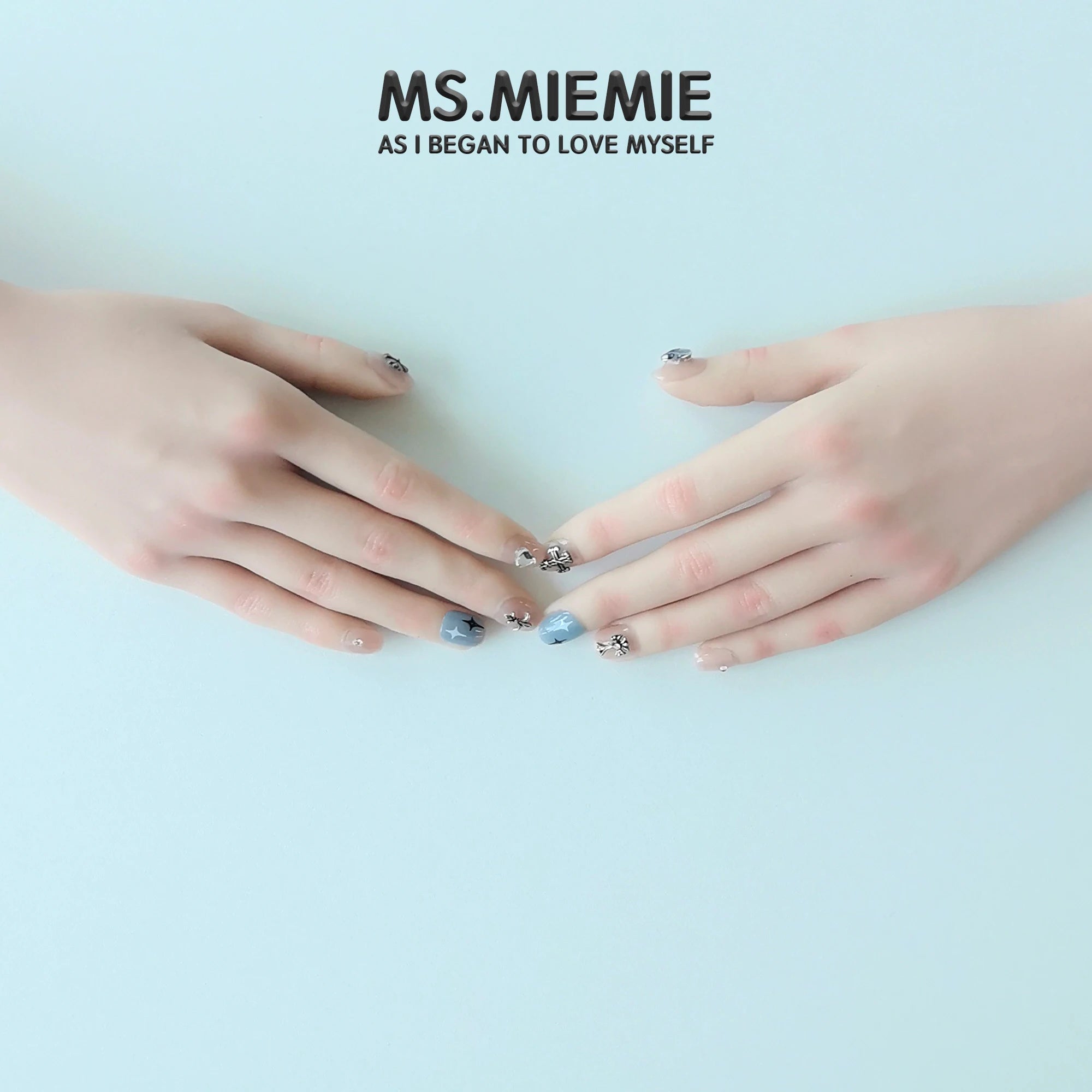 Ms.MiemieD Handmade Short Square Artificial Fingernails Reusable Metallic Heart Rhinestone Adorned Wholesale Press Nails Nails